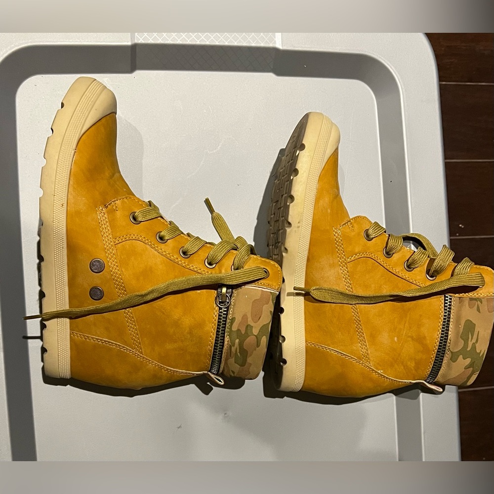 Rouge combat short boots. Good condition. Size 7 1/2